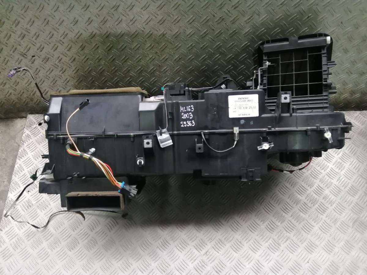 Печка мерседес w163. Сервопривод печки ml 163. Воздуховод мл 320 3. Отопитель салона мл320. Корпус печки мерседес w168.