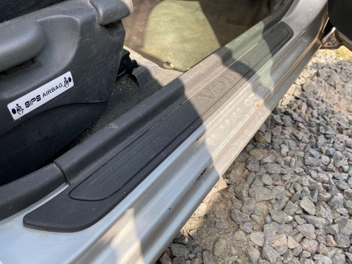 Кузовные пороги volvo s40 i. Боковые подножки вольво хс90. Накладки на пороги вольво xc90 r design. Левый порог volvo 460. Накладки порогов на xc70.